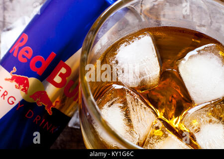 DORKOVO, Bulgarien - 20. MÄRZ 2017: Aluminium Dose Red Bull Energy Drink mit Eis. close-up View. Red Bull ist die beliebteste Energy Drink in der Npv Stockfoto