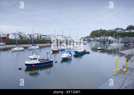 Boote im Yachthafen in Bangor, North Wales, Großbritannien, 21. April 2017. Stockfoto