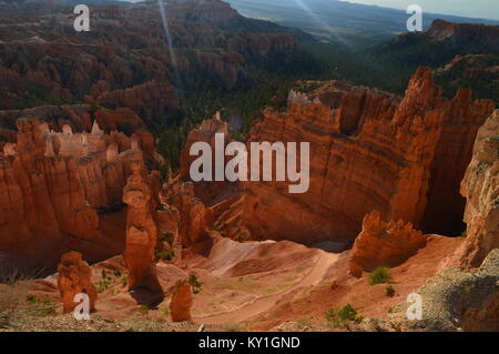 Thor's Hämmer bei Sonnenaufgang im Bryce Canyon Formationen der Hoodos. Geologie. Reisen. Natur. Juni 25, 2017. Bryce Canyon. Utah. Arizona. EEUU. USA. Stockfoto