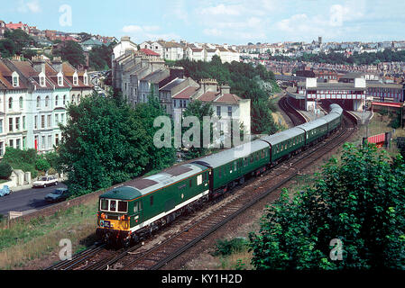 Klasse 73 JA electro Diesel Lokomotive Nummer 73003/E 6003 der ir-Herbert Walker" fährt von Hastings mit der Charta ein 'Ocean Liner Express'. 14. August 1994. Stockfoto