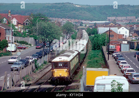 Klasse 73 Elektro Diesel Lokomotive Nummer 73100 "Die Royal Alex' absteigend die steil abgestufte Hafen von Folkestone Zweig mit dem Venice Simplon Orient Express Luxus Restaurants Zug. 7. Mai 1995. Stockfoto