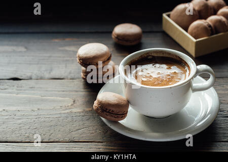 Schokolade Kakao französische Kekse macarons mit Kaffee Stockfoto