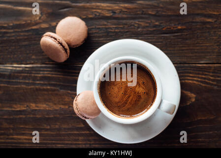 Schokolade Kakao französische Kekse macarons mit Kaffee Stockfoto