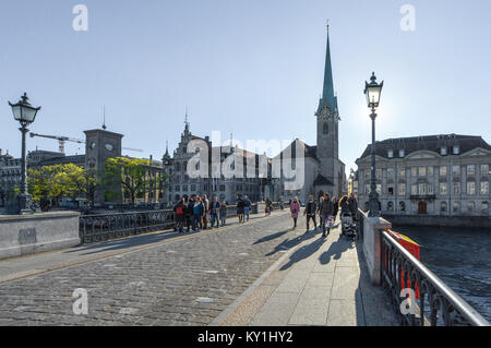 Brücke Blick auf grossmünster Cathedral. Zürich, Schweiz Stockfoto