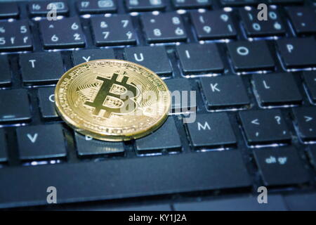 Golden bitcoin Münze auf dem Computer Tastatur, cryptocurrency Bitcoin Mining Konzept Stockfoto