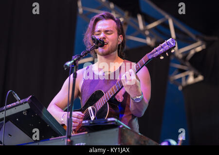 Isländischer Musiker, Sänger und Songwriter Ásgeir Trausti führt ein Live Konzert bei den Danish Music festival Roskilde Festival 2013. Dänemark, 07.07 2013. Stockfoto