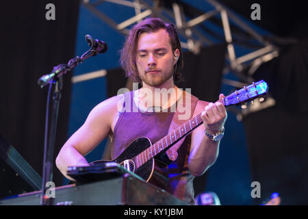 Isländischer Musiker, Sänger und Songwriter Ásgeir Trausti führt ein Live Konzert bei den Danish Music festival Roskilde Festival 2013. Dänemark, 07.07 2013. Stockfoto
