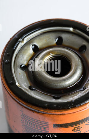 Automotive Ölfilter mit Öl Flecken verwendet. Stockfoto