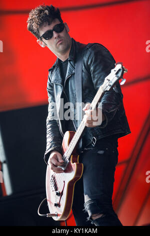 Die US-amerikanische Rockband Black Rebel Motorcycle Club führt ein Live Konzert bei den Danish Music festival Roskilde Festival 2013. Hier Musiker und Bassist Robert Levon worden ist live auf der Bühne. Dänemark, 07.07 2013. Stockfoto