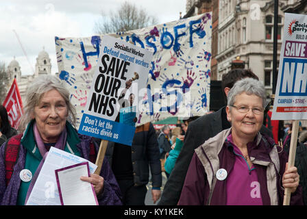 März zu 'Speichern unser NHS', zwei Frauen lächelnd mit Plakaten unserer NHS', bunt, klare Botschaft, London UK Ave Stockfoto