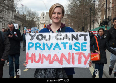 Demonstration für die NHS, eine lächelnde junge Frau, die Poster' Sie nicht die Menschheit privatisieren Ca' bezieht sich auf die Pläne der konservativen NHS zu privatisieren. London Stockfoto