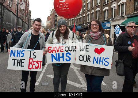 Speichern Sie die NHS Demonstration mit drei Personen und Plakaten 'NHS Beste ist ''Save unser NHS'' Wir unser NHS' Liebe. Farbenfroh und klare Botschaft. Stockfoto