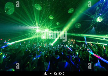 Party und Clubbing genießen die Gäste ein Rave techno Nacht im örtlichen Club in Oslo. Norwegen, 13.12.2014. Stockfoto