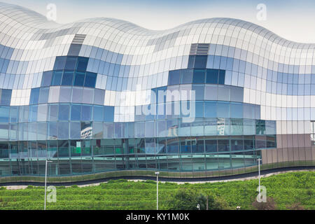 Ein Blick auf Sage Gateshead, einer Konzerthalle und dem Zentrum für musikalische Bildung, in Gateshead in Großbritannien. Stockfoto