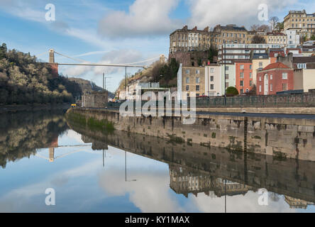 Die brunel Clifton Suspension Bridge spiegelt sich in der hohen Gezeiten Wasser des Flusses Avon in Bristol, Großbritannien Stockfoto