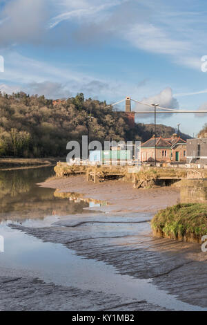 Die brunel Clifton Suspension Bridge spiegelt sich in der hohen Gezeiten Wasser des Flusses Avon in Bristol, Großbritannien Stockfoto