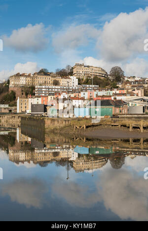 Die farbenfrohe Terrassen von Clifton und Hotwells im hohen Gezeiten Wasser des Flusses Avon, Bristol wider Stockfoto