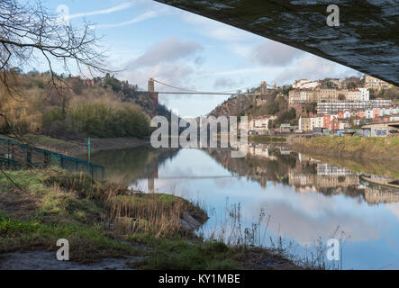 Die brunel Clifton Suspension Bridge spiegelt sich in der hohen Gezeiten Wasser des Flusses Avon in Bristol, Großbritannien Stockfoto