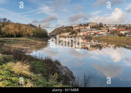 Die brunel Clifton Suspension Bridge spiegelt sich in der hohen Gezeiten Wasser des Flusses Avon in Bristol, Großbritannien Stockfoto