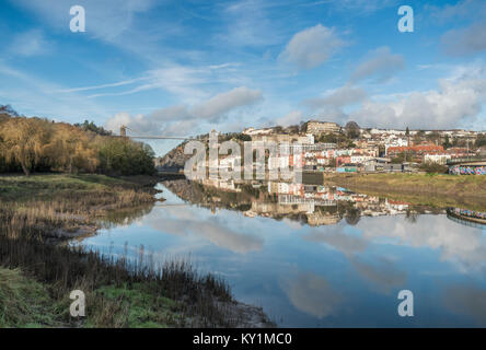 Die brunel Clifton Suspension Bridge spiegelt sich in der hohen Gezeiten Wasser des Flusses Avon in Bristol, Großbritannien Stockfoto