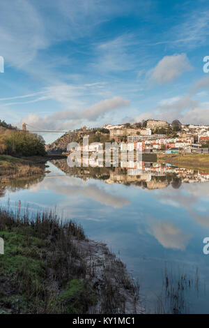 Die brunel Clifton Suspension Bridge spiegelt sich in der hohen Gezeiten Wasser des Flusses Avon in Bristol, Großbritannien Stockfoto