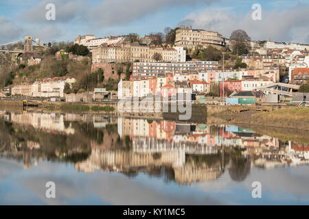 Die farbenfrohe Terrassen von Clifton und Hotwells im hohen Gezeiten Wasser des Flusses Avon, Bristol wider Stockfoto