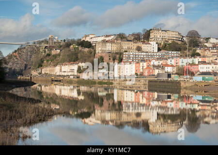 Die farbenfrohe Terrassen von Clifton und Hotwells im hohen Gezeiten Wasser des Flusses Avon, Bristol wider Stockfoto