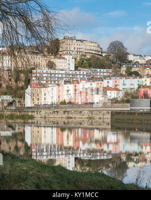 Die farbenfrohe Terrassen von Clifton und Hotwells im hohen Gezeiten Wasser des Flusses Avon, Bristol wider Stockfoto