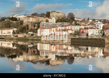 Die farbenfrohe Terrassen von Clifton und Hotwells im hohen Gezeiten Wasser des Flusses Avon, Bristol wider Stockfoto