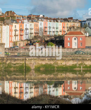 Die farbenfrohe Terrassen von Clifton und Hotwells im hohen Gezeiten Wasser des Flusses Avon, Bristol wider Stockfoto