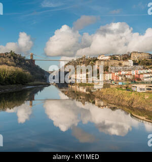 Die brunel Clifton Suspension Bridge spiegelt sich in der hohen Gezeiten Wasser des Flusses Avon in Bristol, Großbritannien Stockfoto