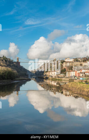 Die brunel Clifton Suspension Bridge spiegelt sich in der hohen Gezeiten Wasser des Flusses Avon in Bristol, Großbritannien Stockfoto