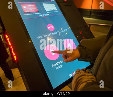 Ein Kunde verwendet ein Ticket kaufen - Kiosk in der AMC 25 Theater am Times Square in New York am Samstag, 30. Dezember 2017. Domestic Box Office ist auf 2,6 Prozent Form 2016 geschätzt, aber es ist immer noch die drittgrößte Box Office in der Geschichte. (Â© Richard B. Levine) Stockfoto