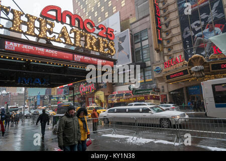 Der AMC 25 Theater und das Regal Cinemas in Times Square in New York am Samstag, 30. Dezember 2017. Domestic Box Office ist auf 2,6 Prozent Form 2016 geschätzt, aber es ist immer noch die drittgrößte Box Office in der Geschichte. (© Richard B. Levine) Stockfoto