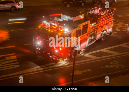 Eine FDNY engine außerhalb eine Wohnung im New Yorker Stadtteil Chelsea am Donnerstag, 28. Dezember 2017. (© Richard B. Levine)