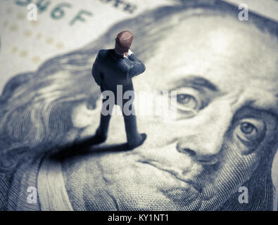 Miniatur Figur Geschäftsmann mit 100 Dollar. Ansicht von oben. Stockfoto