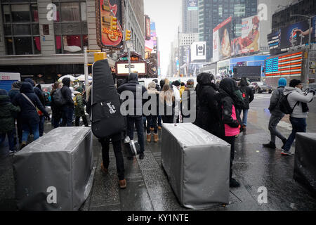 Touristen durch Barrikaden an den Perimeter des Times Square in New York am Samstag, 30. Dezember 2017. Sicherheit die Vorbereitungen für Silvester am Times Square einschließlich der Platzierung der Dachterrasse Beobachtungen Teams und NYPD Scharfschützen. Das Wetter für Silvester wird voraussichtlich im niedrigen Teens als viele stand außerhalb für Stunden warten auf den Times Square Ball Drop. (© Richard B. Levine) Stockfoto