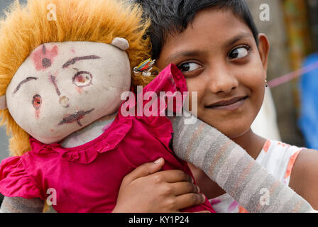 Bangladesch, Khulna, Mädchen im Dorf Chaitee Perikhali mit Ihren selbstgemachten Doll/Bangladesch, Chaitee Maedchen mit ihrer Stoffpuppe im Dorf Perikhali Stockfoto