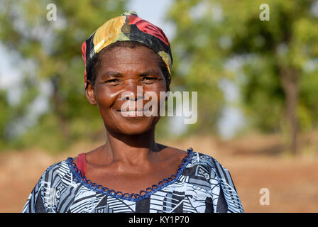 BURKINA FASO, das Dorf in der Nähe von Sesuala Pó, ethnischen Kassena, Frauen Kooperative produzieren Sheabutter aus Shea-butter der Karite Baum, Frau Avi Nabila, Chef der Genossenschaft/BURKINA FASO Dorf Sesuala bei Pó, Ethnie Kassena, dem Frauenbach Reformoptimismus verarbeiten Karite bzw Shea Nuesse zu Sheabutter, Frau Avi Nabila, Leiterin der Kooperative Stockfoto