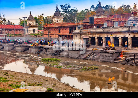 Hindu Einäscherung Rituale am Ufer des Bagmati Fluss am Pashupatinath Tempel in Kathmandu, Nepal, Asien Stockfoto