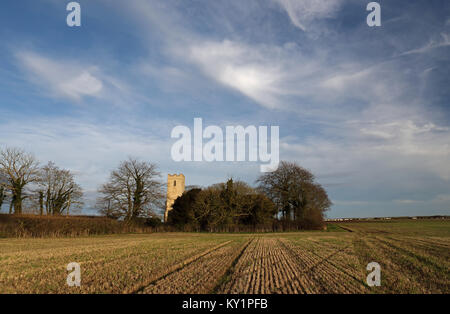 Blick über Stoppeln Feld Hempstead Kirche Hempstead, Lessingham, Norfolk Dezember Stockfoto