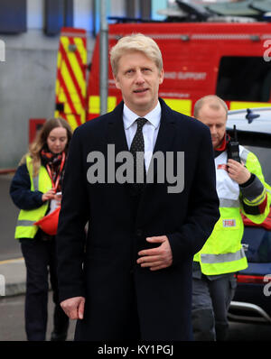 Münster für das Ministerium für Verkehr Jo Johnson kommt, um die Medien in Nottingham Bahnhof zu sprechen, nachdem ein Feuer in einem Block von Toiletten am Bahnhof brach heute Morgen. Stockfoto