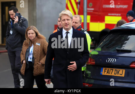 Der Staatsminister des Verkehrsministeriums Jo Johnson kommt am Bahnhof Nottingham an, um mit den Medien zu sprechen, nachdem heute Morgen ein Feuer in einem Toilettenblock am Bahnhof ausgebrochen ist. Stockfoto