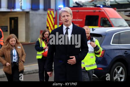 Münster für das Ministerium für Verkehr Jo Johnson kommt, um die Medien in Nottingham Bahnhof zu sprechen, nachdem ein Feuer in einem Block von Toiletten am Bahnhof brach heute Morgen. Stockfoto