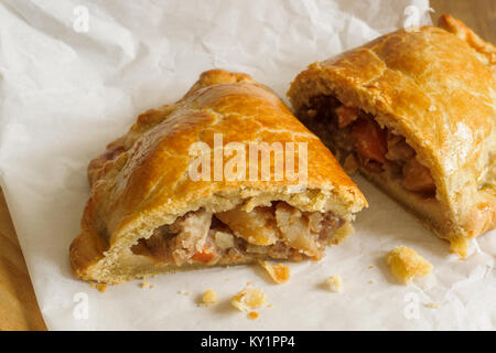 Welsh Oggie eine regionale Delikatesse aus Wales von Lamm und Gemüse Porree/Lauch, gebacken in einem kurzen Kruste Gebäck Fall ähnlich einem Cornish pasty Stockfoto