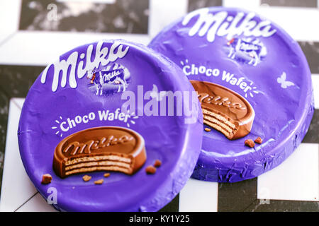 DORKOVO, Bulgarien - Dezember 03, 2017: Choco Wafer von Milka Vollmilch Schokolade mit der lila Kuh Stockfoto