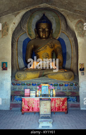 ZHANGYE, CHINA - ca. Mai 2017 Buddha in Mati Si-Tempel in den Felsen Höhlen Stockfoto