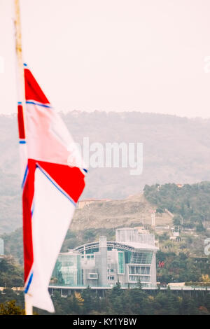 Flagge der georgischen orthodoxen Kirche über die Anlage von Gebäuden, Residenz und Handelszentrum In Sololaki Ridge im Besitz der georgischen Tycoon Boris (B Stockfoto