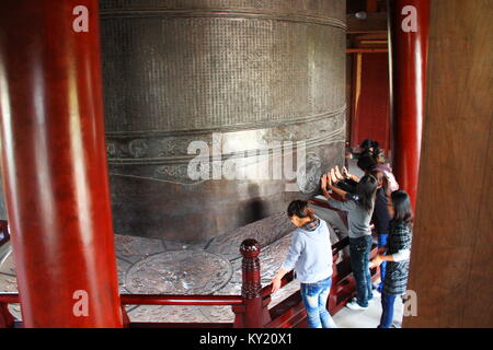 Die größte Glocke mit chinesischen Alphabet im Tempel. Reisen in Suzhou, China 2009 am 17. April. Stockfoto