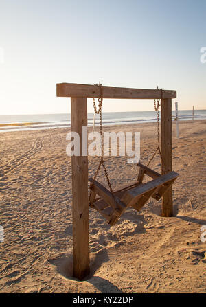 2 Person bewaldeten swing Chair auf Tybee Island Beach außerhalb von Savannah, GA. Stockfoto